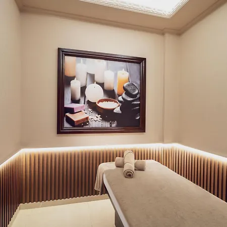 Ramada Plaza By Wyndham ホテル シリウリ